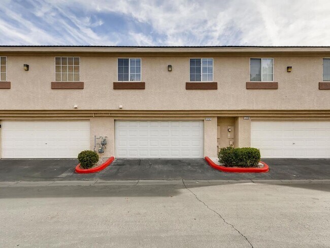 Building Photo - **SHORT TERM GATED LUXURY RENTAL** 3BDRM *2.5 BATH* 2 CAR GARAGE