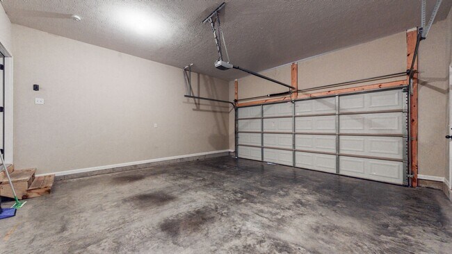 Building Photo - HOUSE FOR RENT