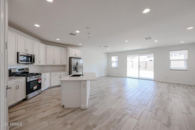Building Photo - 7682 W Jackrabbit Ln