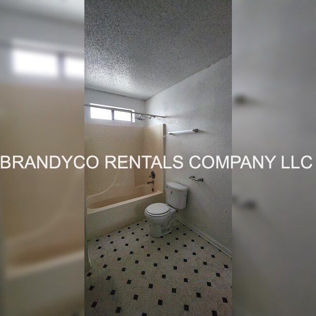 Building Photo - 901 Clairidge Ave