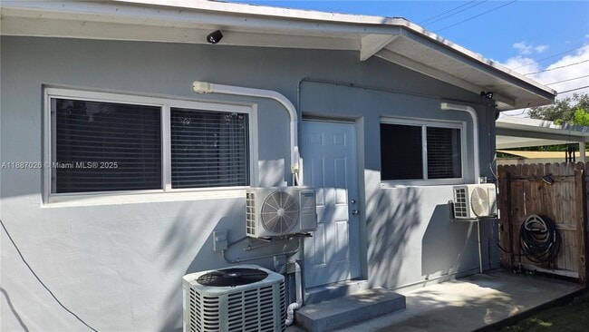Building Photo - 960 SW 42nd Ave
