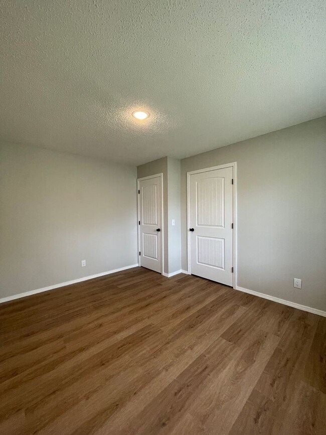 Building Photo - Great Location 3 bedroom 1 bath 1car garage