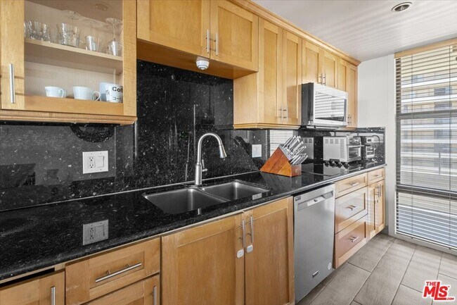 Building Photo - 4316 Marina City Dr