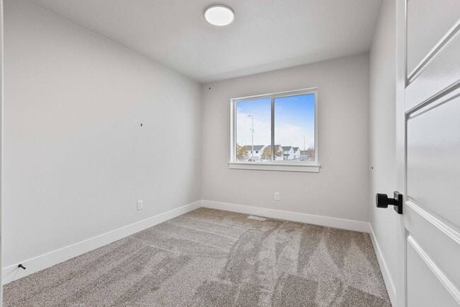Building Photo - Awesome end unit 3 Bed 2.5 Bath townhome i...