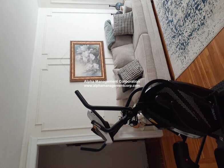 Building Photo - 90 Maple St