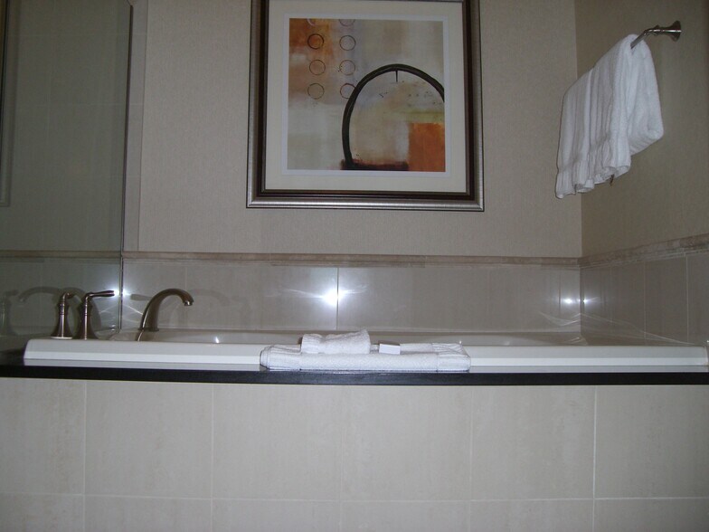 Jetted Tub - 145 Harmon E Ave