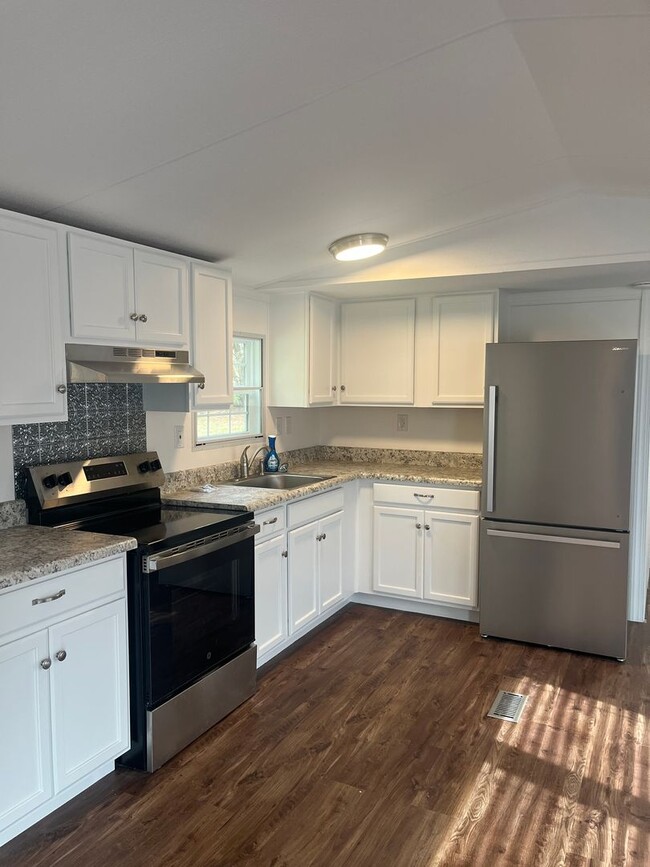 Building Photo - 193 Pearson St