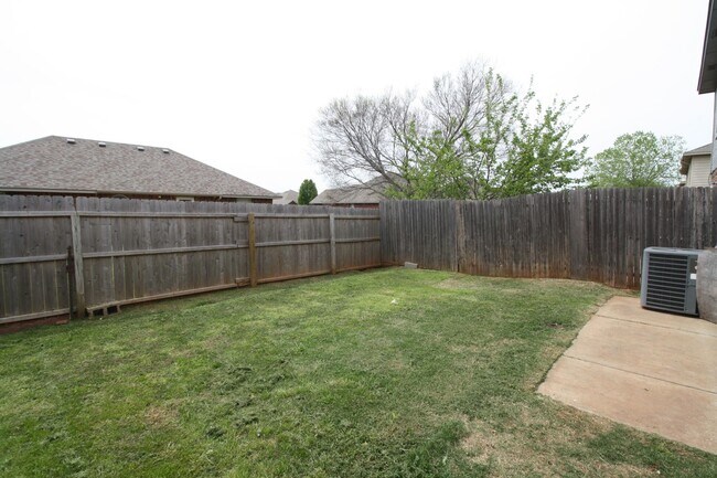 Building Photo - Great location in Yukon! 3 Bed Duplex