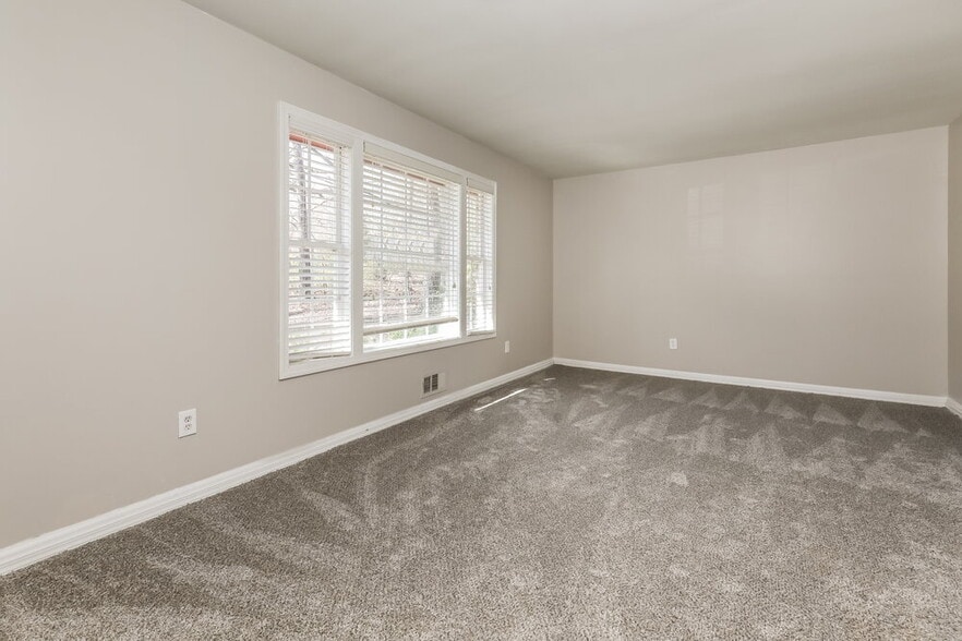 Building Photo - 6396 Thornhedge Dr