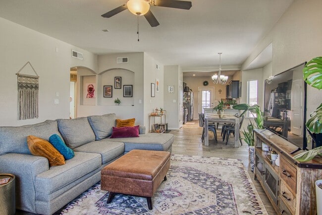 Building Photo - Beautiful Modern & Contemporary House 3 beds-2 baths in 79932