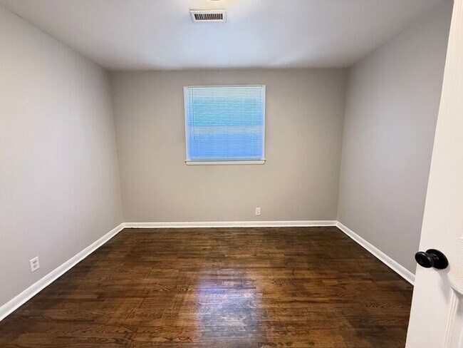 Building Photo - Renovated Multi-Story Brick House in East Nashville - Fenced in Yard