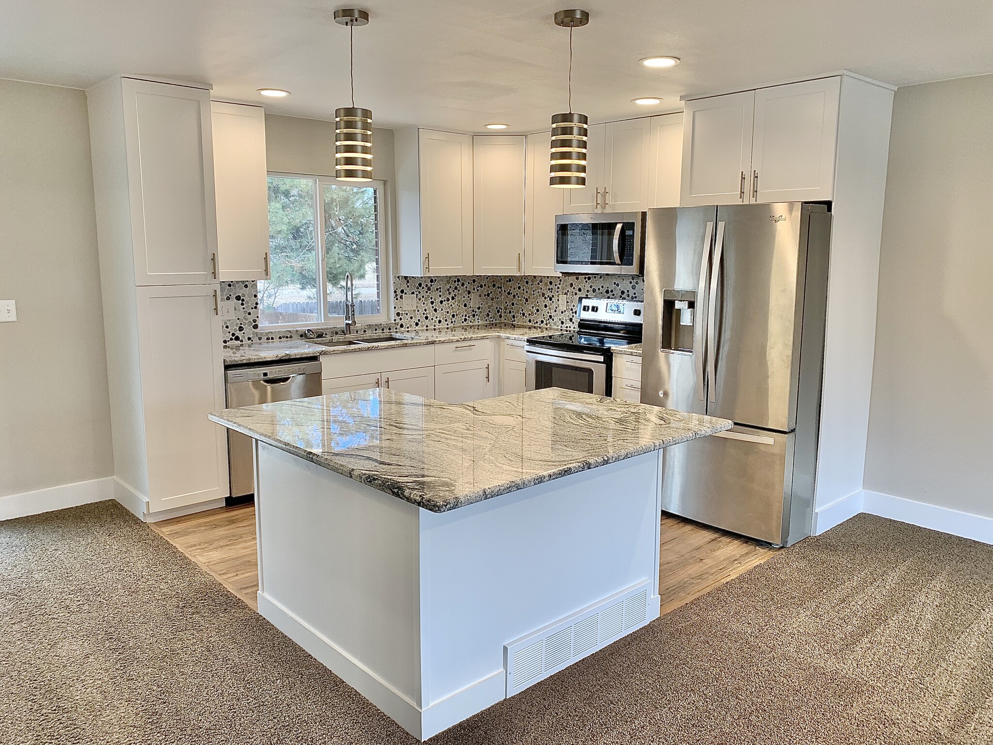 Soft close doors and drawers, granite countertops and stainless steel appliances - 2709 Meadowlark Ave