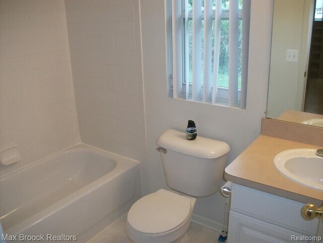 Building Photo - 924 Sandalwood Dr