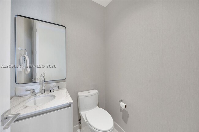 Building Photo - 2821 S Bayshore Dr