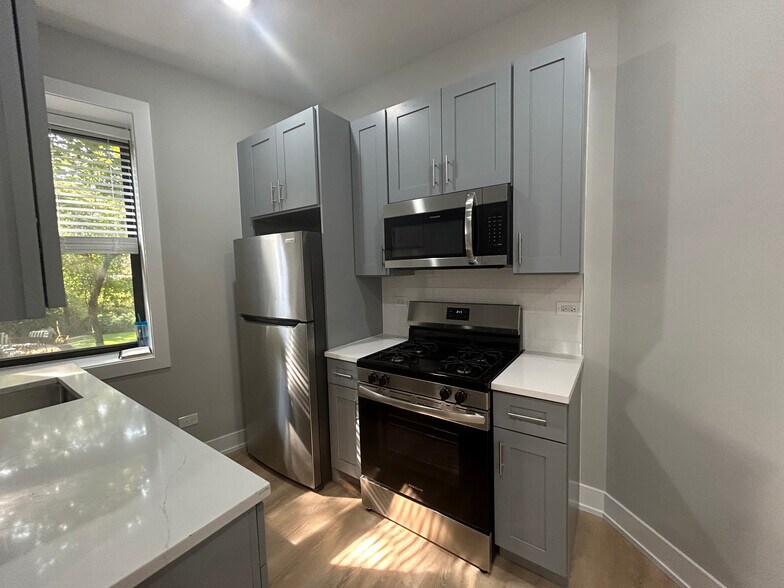 Building Photo - 428 W Belden Ave