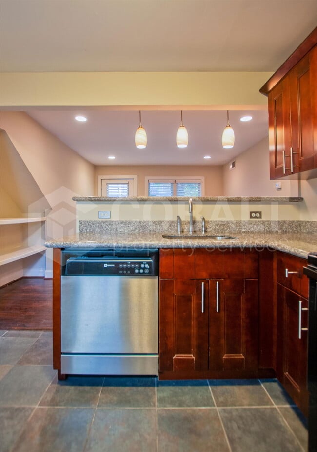 Building Photo - 626 Irwin St NE