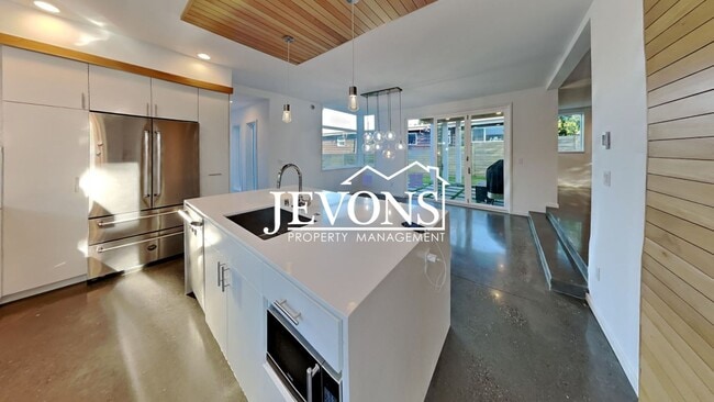 Building Photo - Luxury single-family home with inclusive water, sewer, and garbage