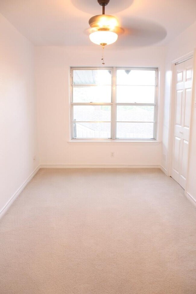 Building Photo - 1316 Carol Ann Dr