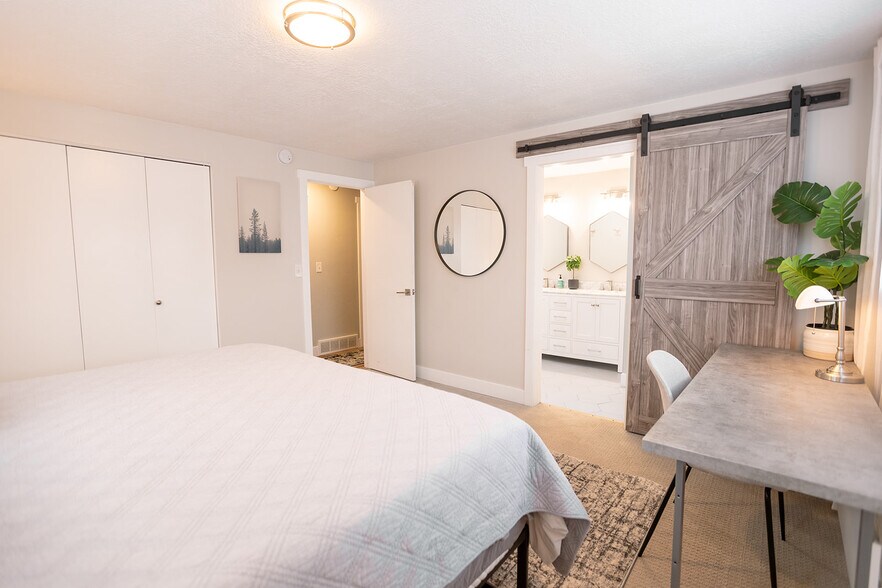 Building Photo - 894 E 840 N