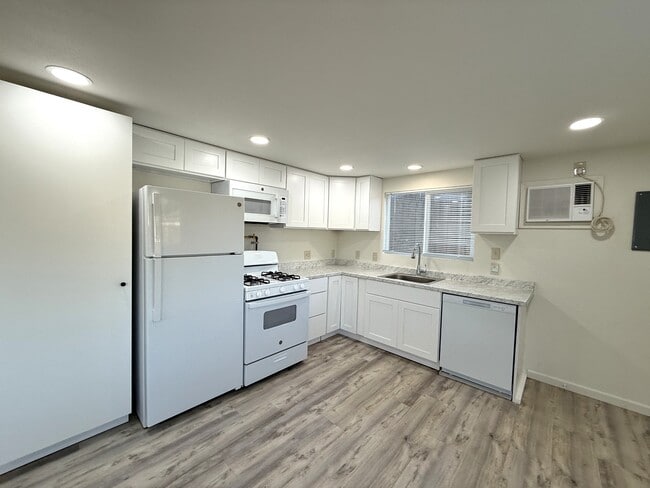 Building Photo - 1441 1/2 Sheridan Ave