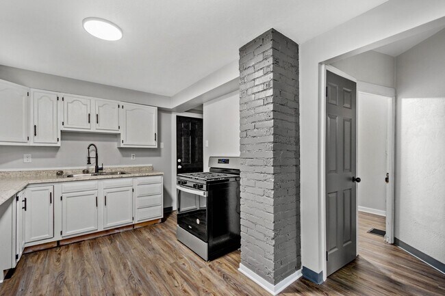 Building Photo - Beautiful 3 bedroom home in Munhall available November 1!