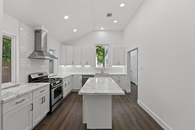 Building Photo - 3211 Cochran St