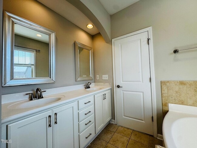 Building Photo - 1129 Pemberly Ave