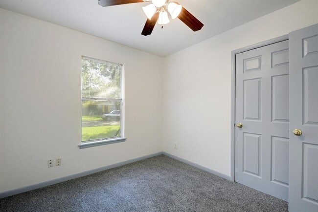 Building Photo - 4704 S Forest Dr