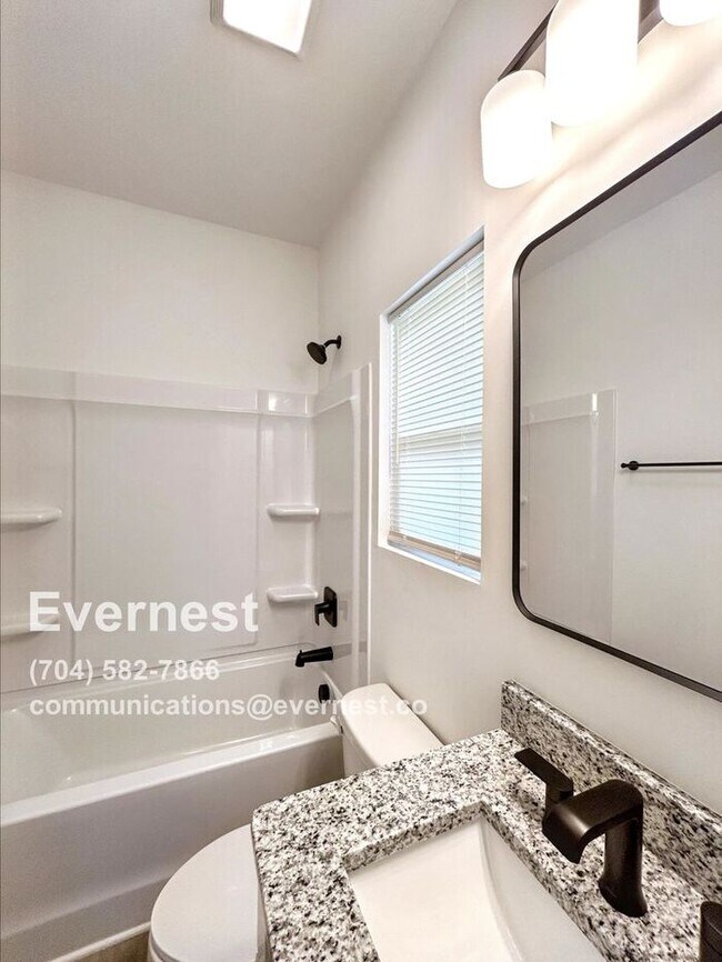 Building Photo - Home with Driveway and Modern Appliances / 3 Bed, 2 Bath  / Vuocher Accepted / Pet-friendly / Com...