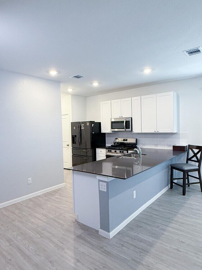 Building Photo - Charming 3-Bedroom Sanctuary with 2 Full Baths Near Lackland Air Force Base – 1469 Sq Ft of Comfo...
