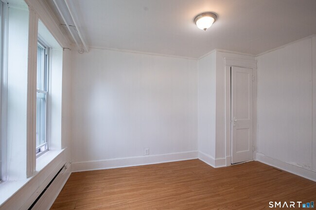 Building Photo - 405 Wilson St