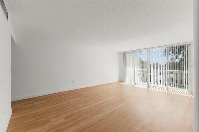 Building Photo - 1001 Pearce Dr