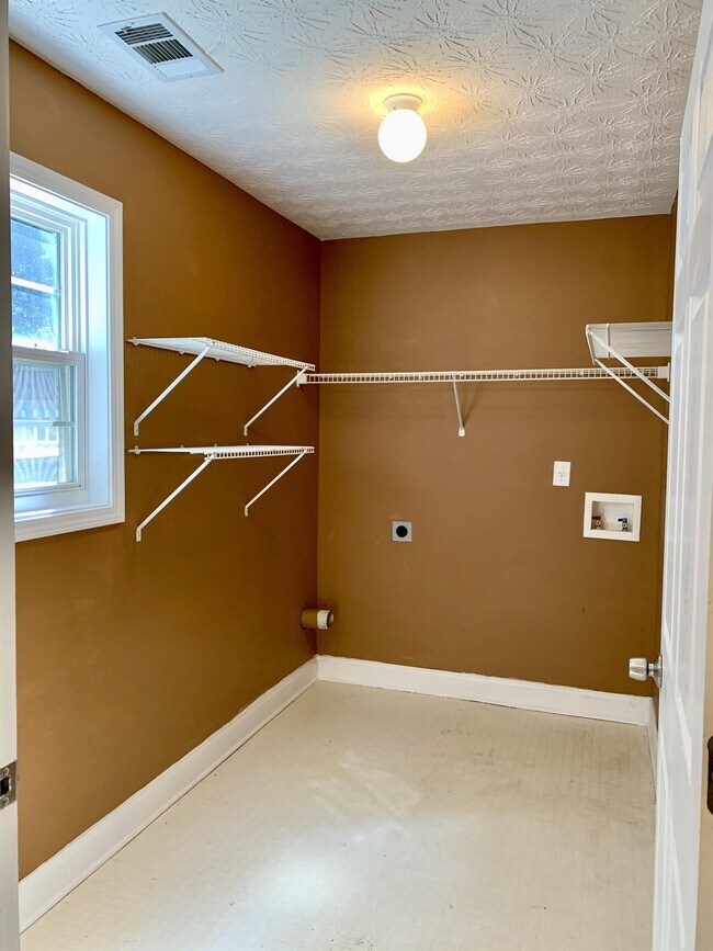 Building Photo - 4442 Keenly Valley Dr NE