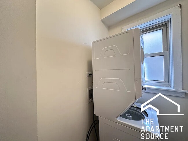 Building Photo - 5023 N Ridgeway Ave