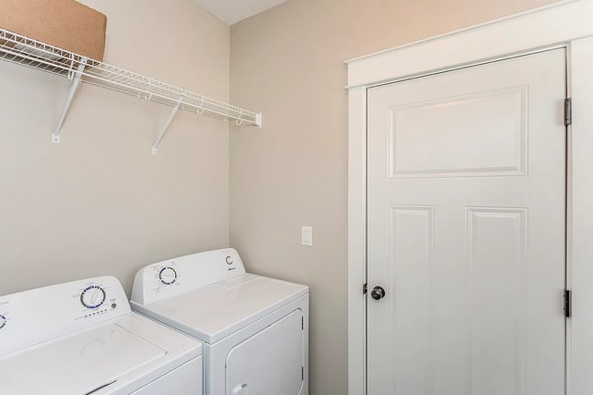 Building Photo - Spacious 4-Bedroom Home in Urbandale | Fin...