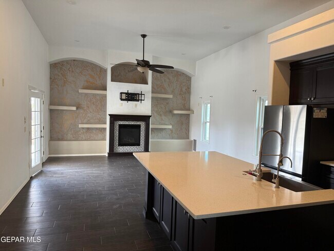 Building Photo - 1605 Playa Del Sol St