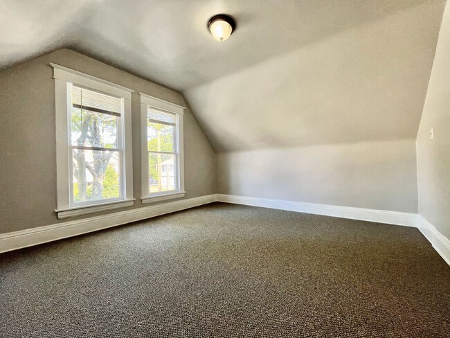 Building Photo - Five Bedroom Home in Muskegon