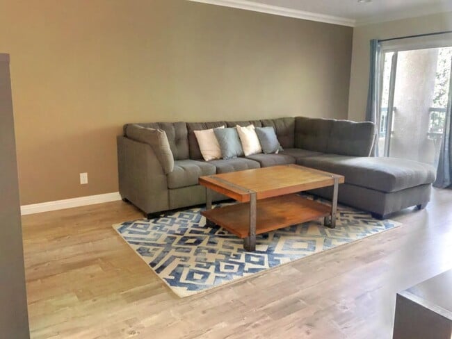 Building Photo - Beautifully updated house in Burbank Blvd is now available for rent