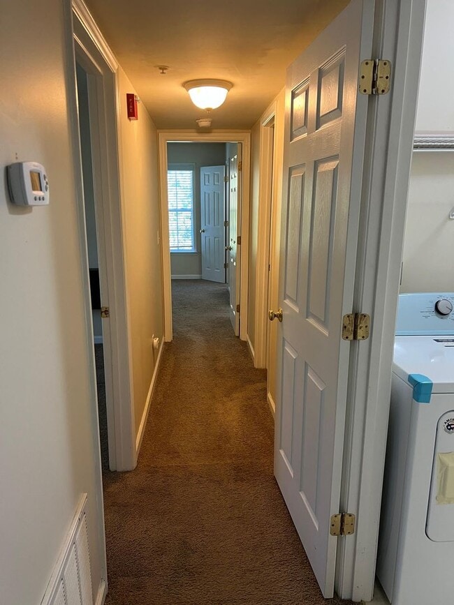 Building Photo - Nice condo, top floor, convenient to hospi...