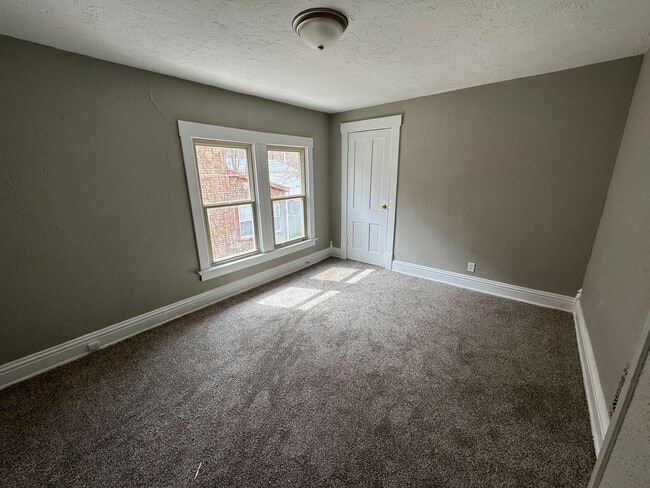 Building Photo - Spacious 2-Bedroom Home in a Quiet Neighbourhood!