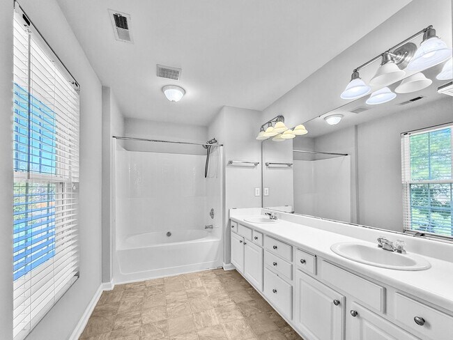Building Photo - Stunning 4-bedroom, 2.5-bathroom home loca...