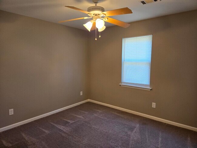 Building Photo - 3844 Creek Ct