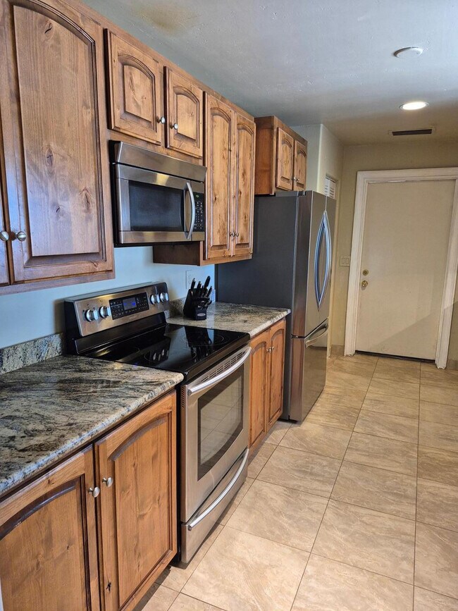 Building Photo - 6740 E Dixileta Dr