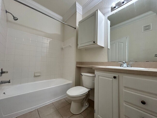 Building Photo - Spacious 2BR/2BA Visconti Condo with Washe...