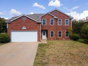 Building Photo - Texas sized home near the golf course