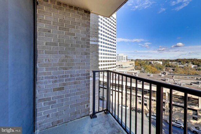 Building Photo - 4 Monroe St