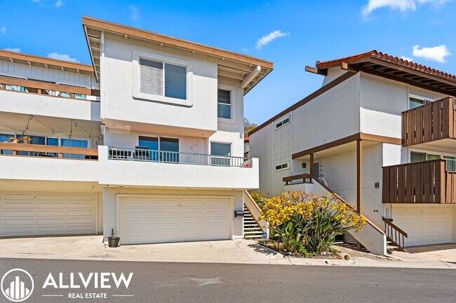 Building Photo - OCEAN VIEWS! Renovated 2 Bed, 2.5 Bath Townhome in San Clemente!