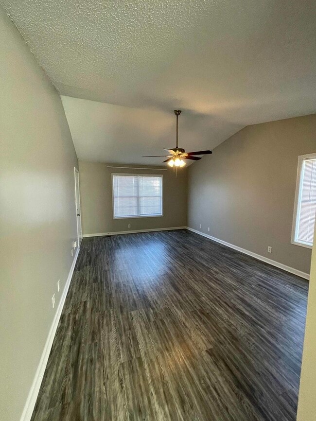 Building Photo - 320 Donna Dr