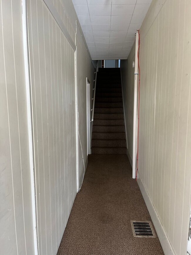 Building Photo - 2 Bedrooms, 1 Bath - 2nd Story - Available...