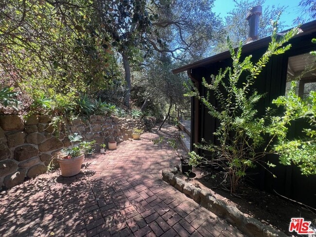 Building Photo - 764 Old Topanga Canyon Rd